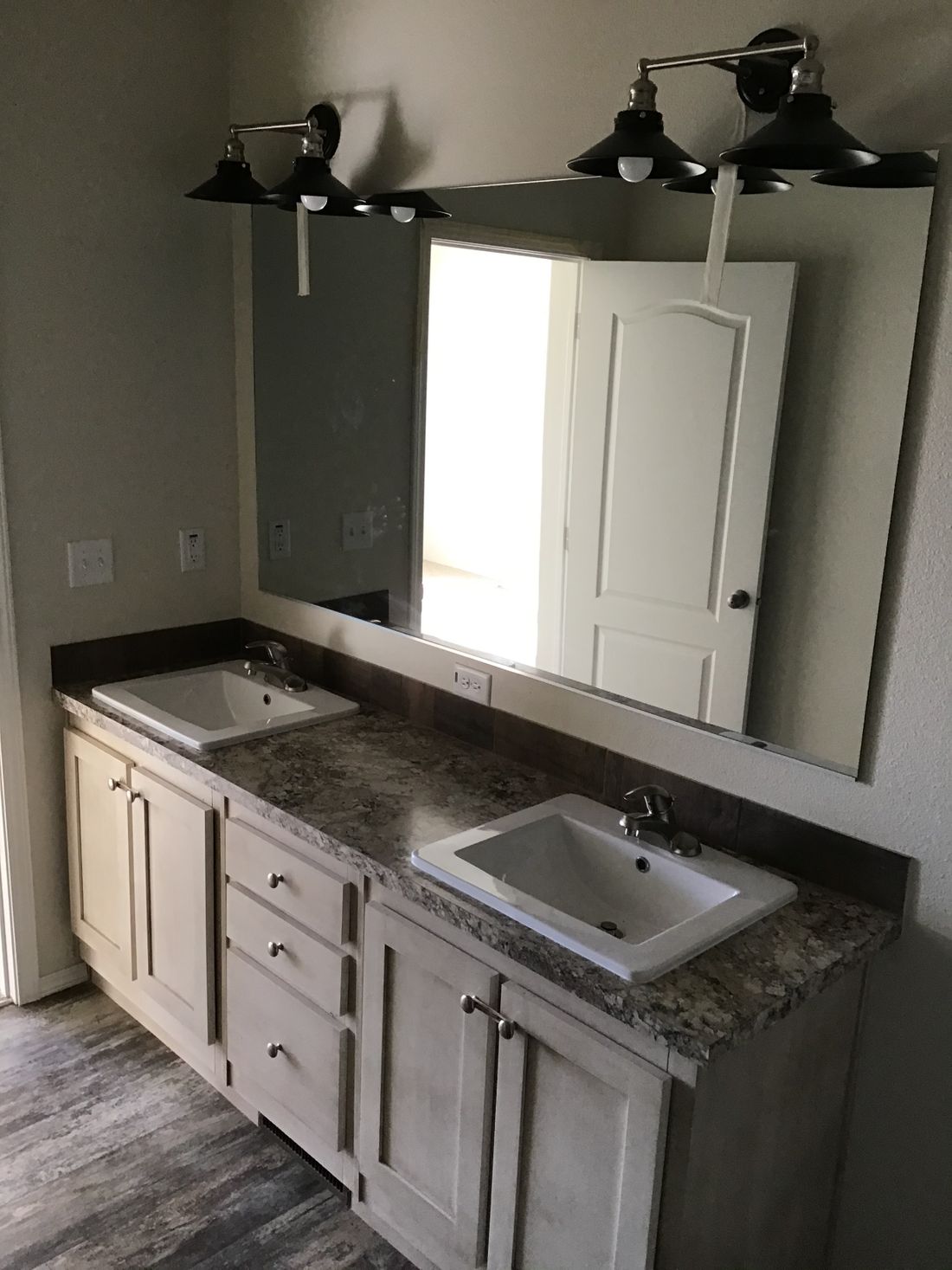 The 2022 COLUMBIA RIVER Master Bathroom. This Manufactured Mobile Home features 3 bedrooms and 2 baths.