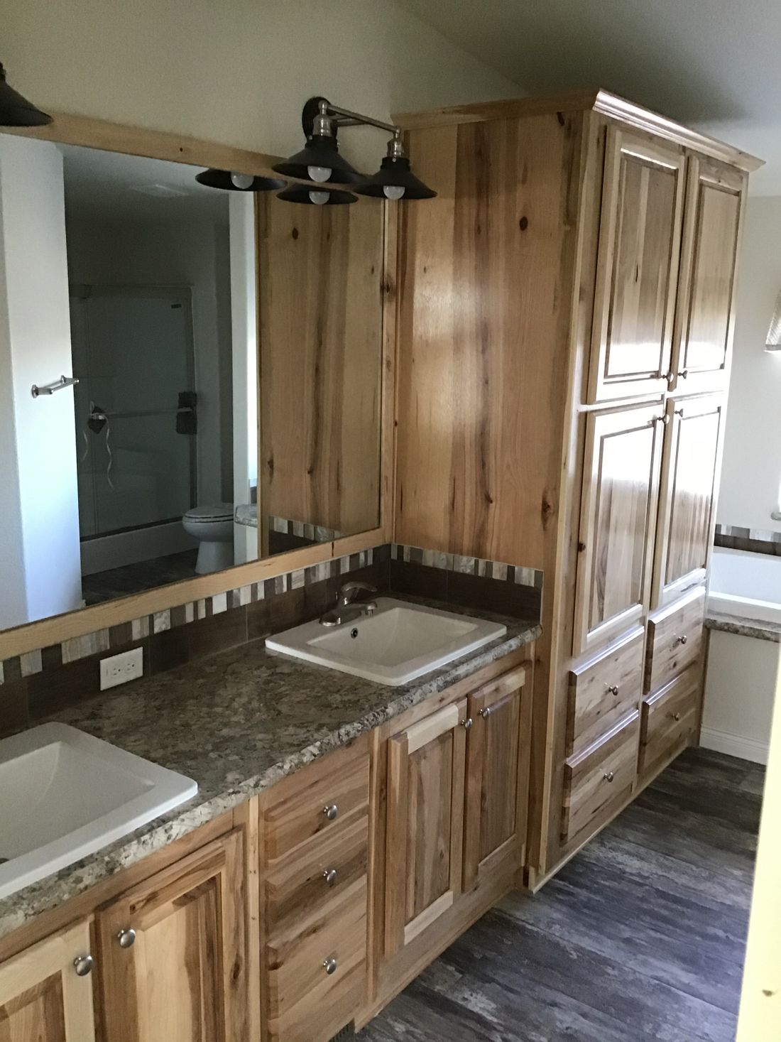The 2022 COLUMBIA RIVER Master Bathroom. This Manufactured Mobile Home features 3 bedrooms and 2 baths.
