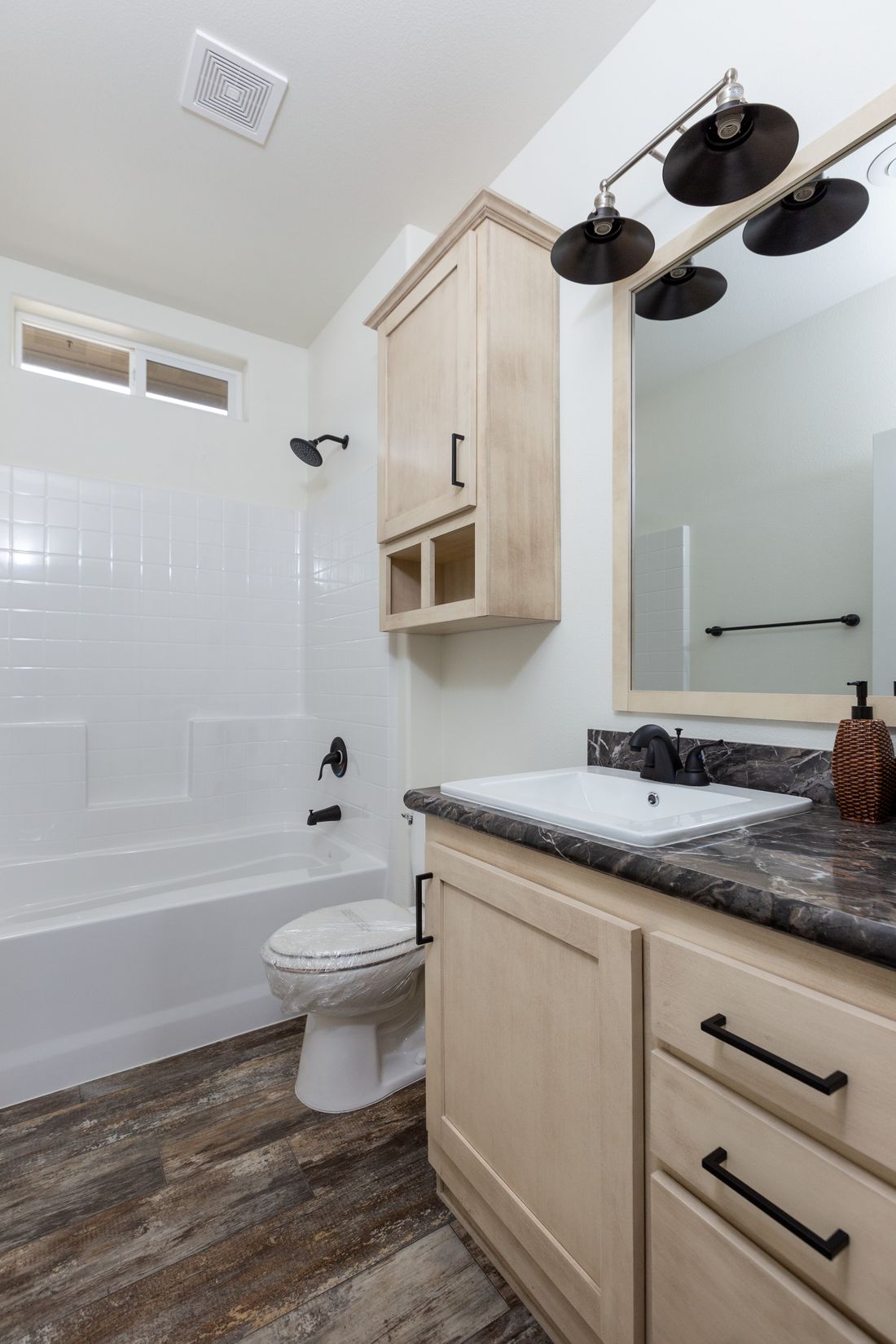 The 2848 MARLETTE SPECIAL Guest Bathroom. This Manufactured Mobile Home features 3 bedrooms and 2 baths.
